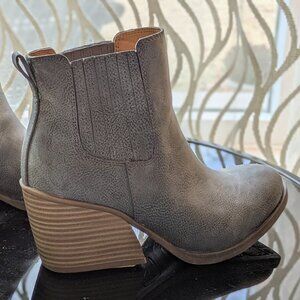 Gray Korks booties - 6M
